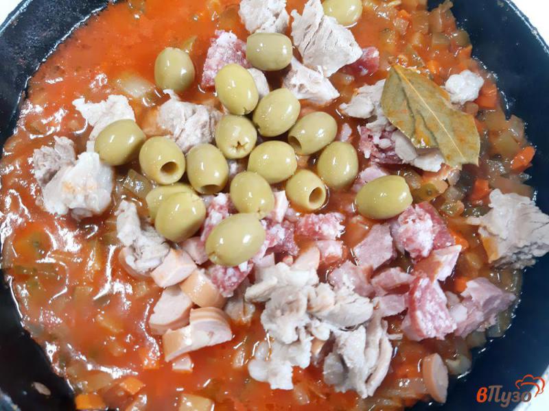 Фото приготовление рецепта: Солянка сборная с колбасками и оливками шаг №9