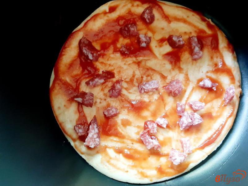 Фото приготовление рецепта: Пицца на дрожжевом тесте с двумя видами сыра и рукколой шаг №7