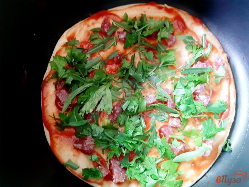 Фото приготовление рецепта: Пицца на дрожжевом тесте с двумя видами сыра и рукколой шаг №9
