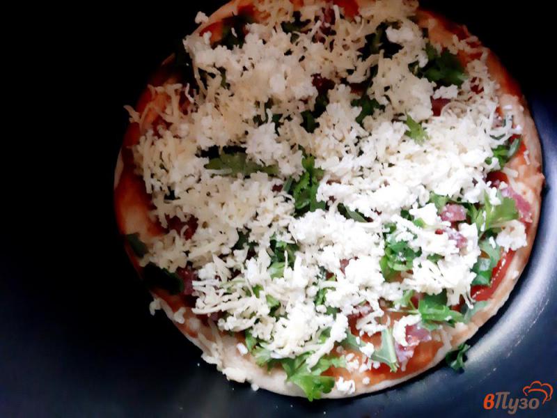 Фото приготовление рецепта: Пицца на дрожжевом тесте с двумя видами сыра и рукколой шаг №11