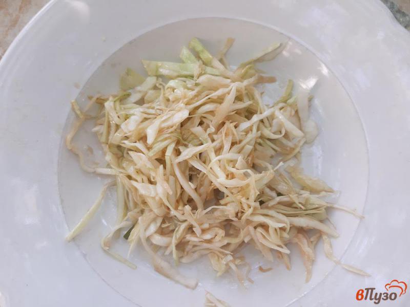 Фото приготовление рецепта: Салат из пекинской капусты с рукколой и брынзой шаг №2
