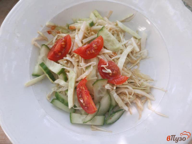 Фото приготовление рецепта: Салат из пекинской капусты с рукколой и брынзой шаг №3