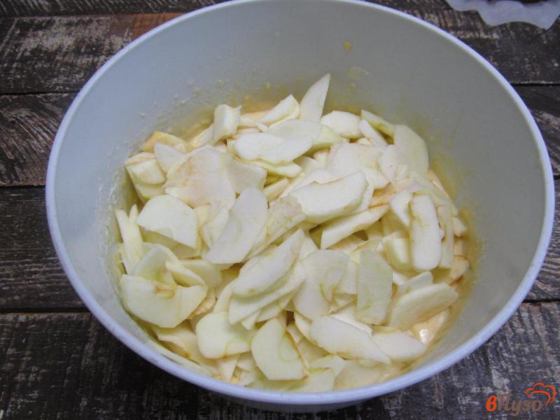 Фото приготовление рецепта: Яблочный пирог под соленой карамелью шаг №5