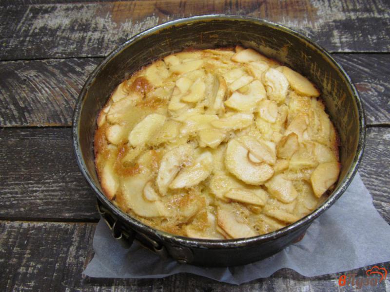 Фото приготовление рецепта: Яблочный пирог под соленой карамелью шаг №8