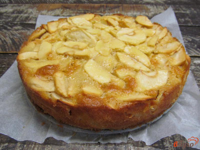 Фото приготовление рецепта: Яблочный пирог под соленой карамелью шаг №12