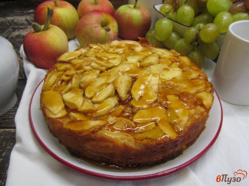 Фото приготовление рецепта: Яблочный пирог под соленой карамелью шаг №13