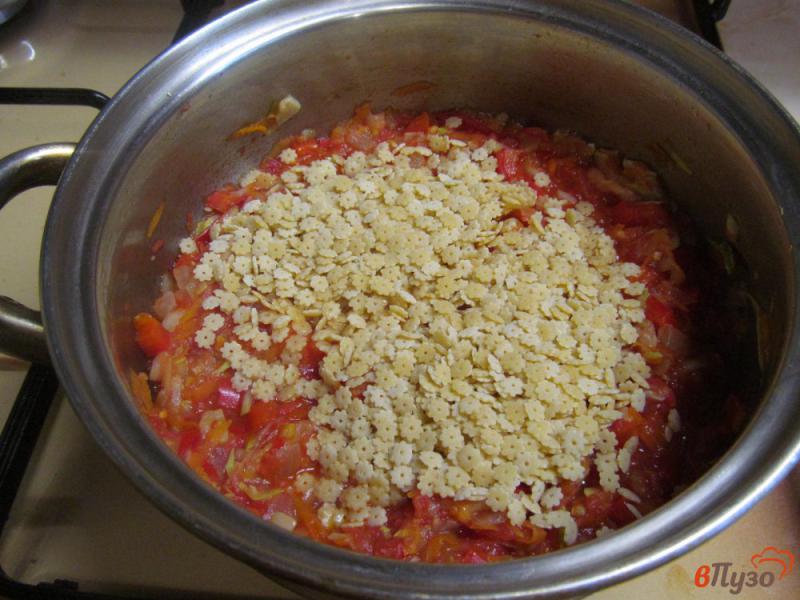 Фото приготовление рецепта: Куриный суп с овощами и звездочками шаг №6