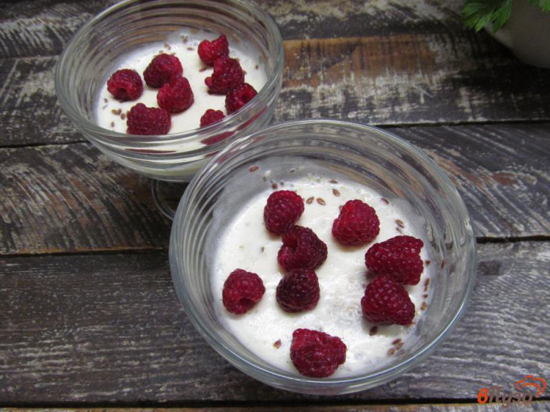 Фото приготовление рецепта: Ягодный десерт из йогурта с семенами льна и чиа шаг №5