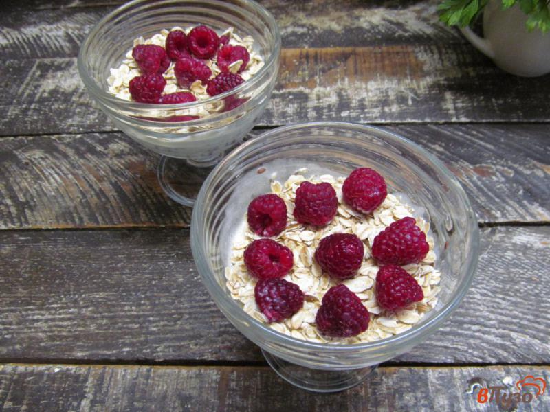 Фото приготовление рецепта: Ягодный десерт из йогурта с семенами льна и чиа шаг №6