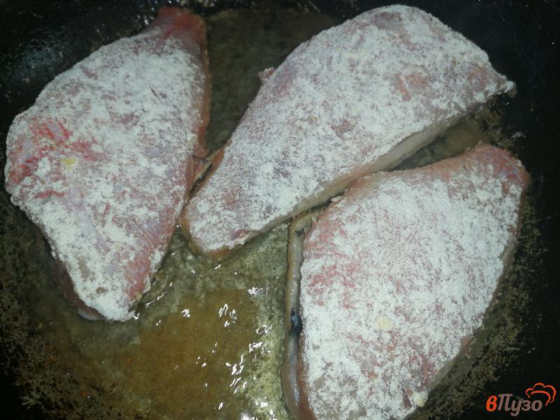 Фото приготовление рецепта: Окунь жаренный в панировке с чесноком шаг №5