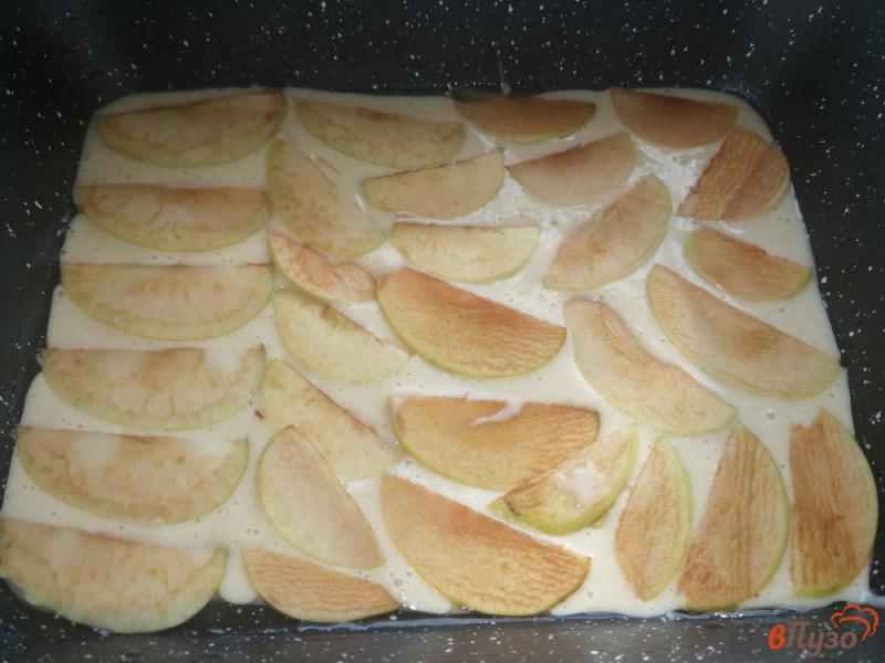 Фото приготовление рецепта: Пирог с яблоками и ежевикой шаг №8