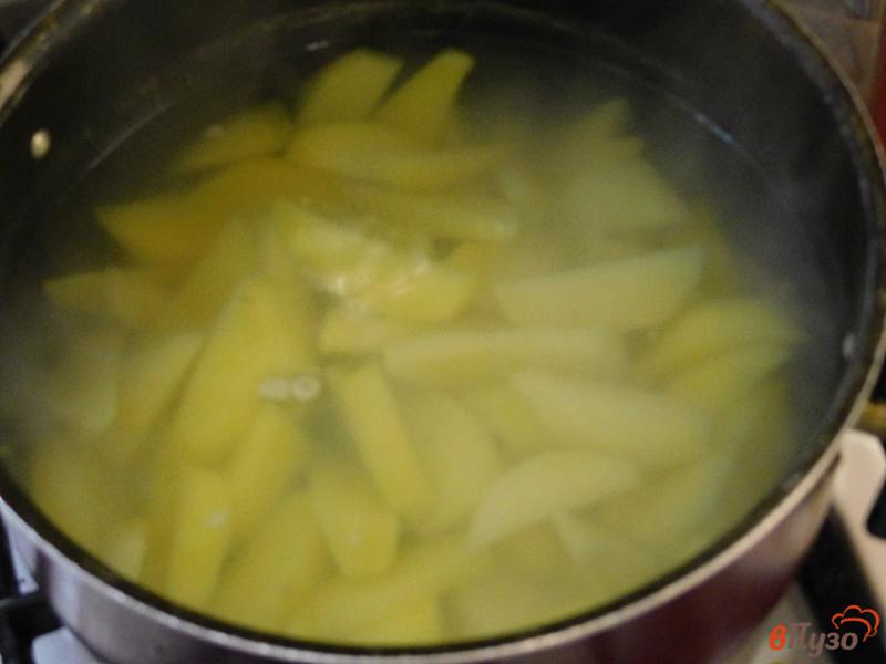 Фото приготовление рецепта: Картофель запеченный в молоке с сыром шаг №1