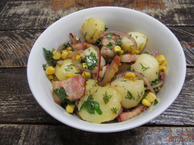 Фото приготовление рецепта: Картофельный салат с беконом и кукурузой шаг №7