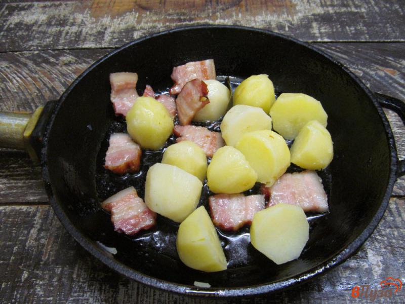 Фото приготовление рецепта: Картофельный салат с беконом и кукурузой шаг №6