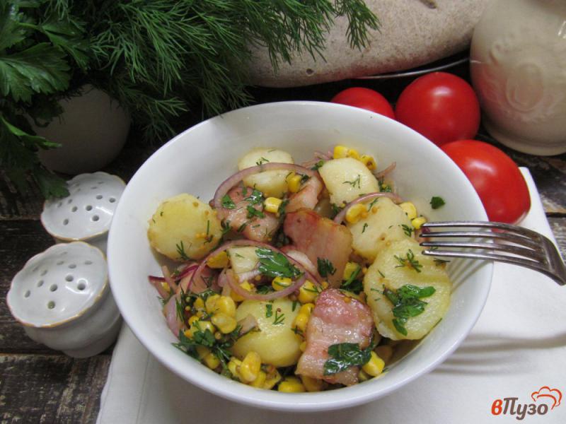 Фото приготовление рецепта: Картофельный салат с беконом и кукурузой шаг №8