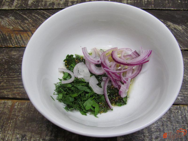 Фото приготовление рецепта: Салат из консервированного горошка с помидором и оливками шаг №1
