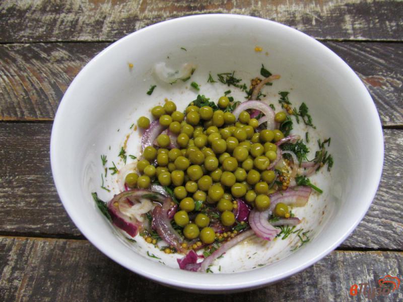 Фото приготовление рецепта: Салат из консервированного горошка с помидором и оливками шаг №2