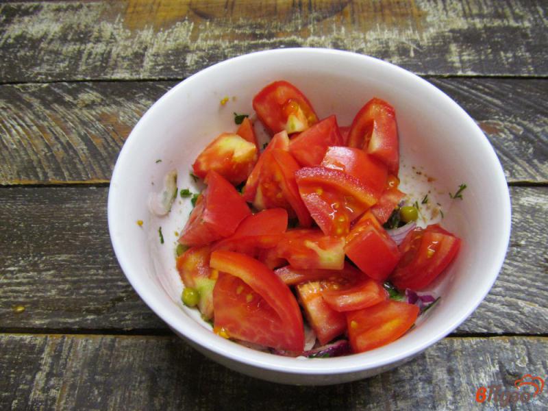 Фото приготовление рецепта: Салат из консервированного горошка с помидором и оливками шаг №3