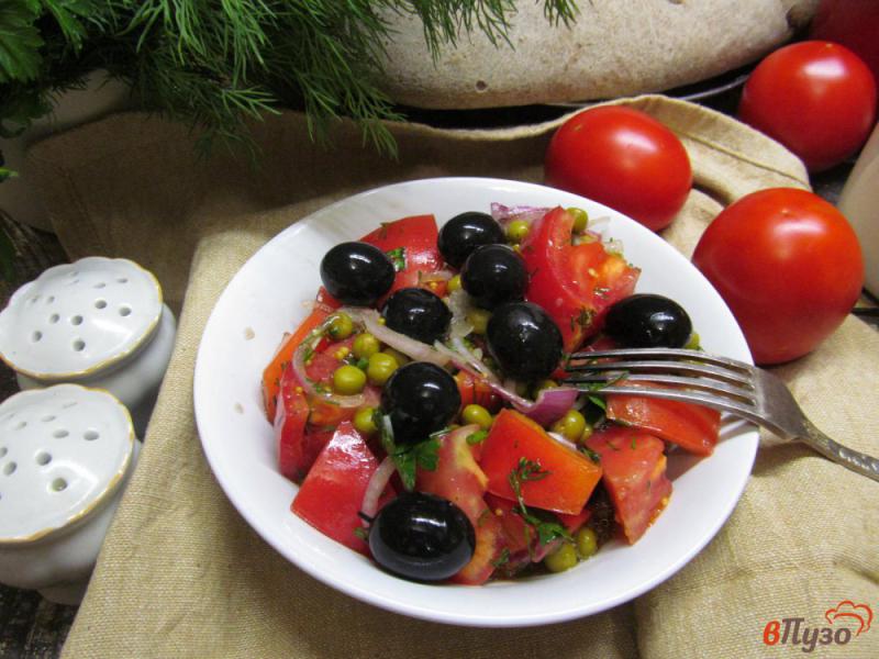 Фото приготовление рецепта: Салат из консервированного горошка с помидором и оливками шаг №5