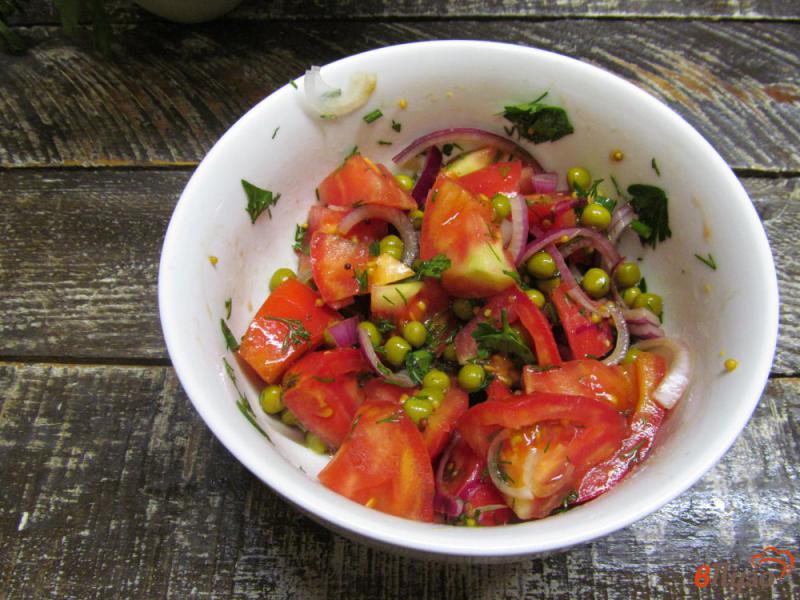 Фото приготовление рецепта: Салат из консервированного горошка с помидором и оливками шаг №4