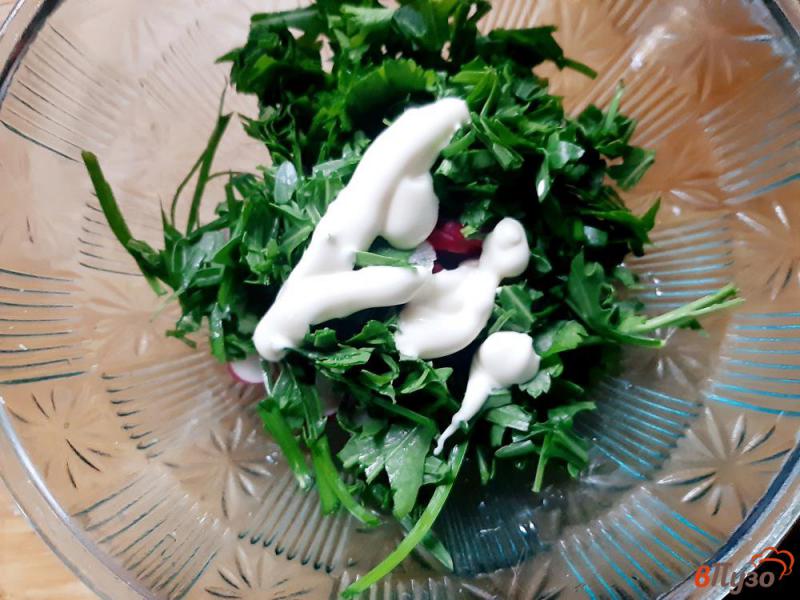 Фото приготовление рецепта: Салат из рукколы с брынзой и редисом шаг №3