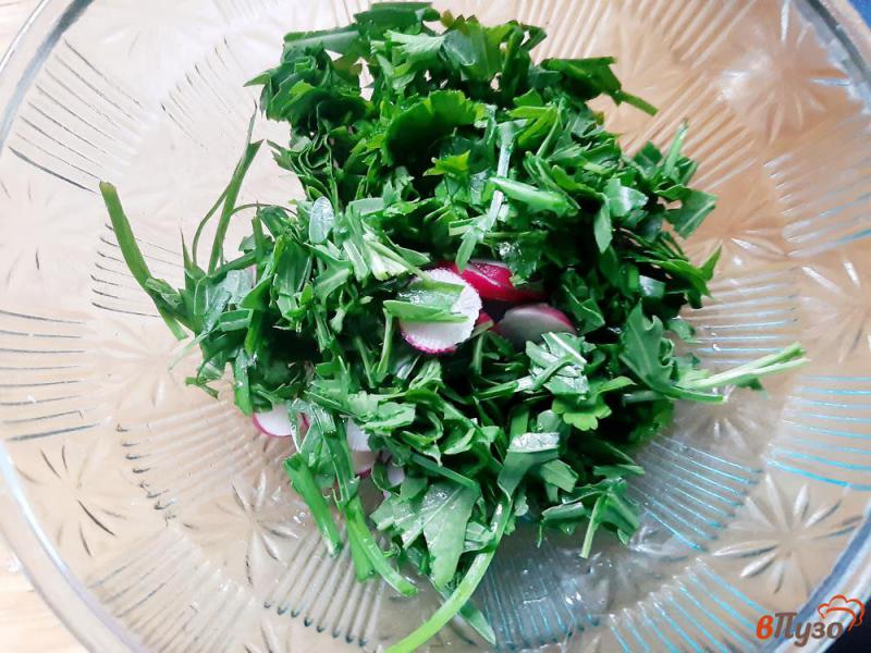 Фото приготовление рецепта: Салат из рукколы с брынзой и редисом шаг №2