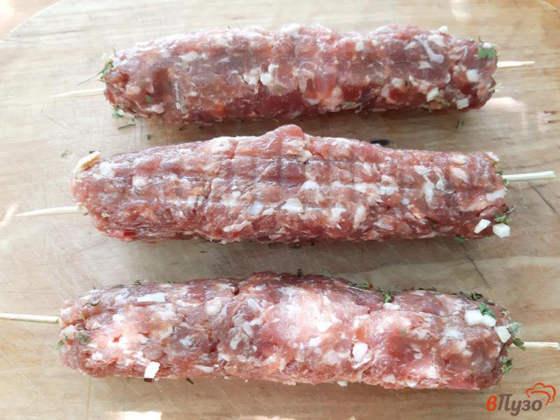 Фото приготовление рецепта: Люля кебаб из свинины гриль на мангале шаг №2