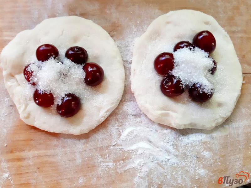 Фото приготовление рецепта: Пирожки жареные дрожжевые с вишнями шаг №6