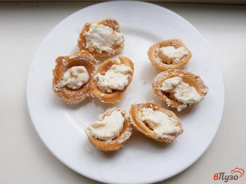 Фото приготовление рецепта: Печенье Орешки с кокосовой стружкой шаг №7