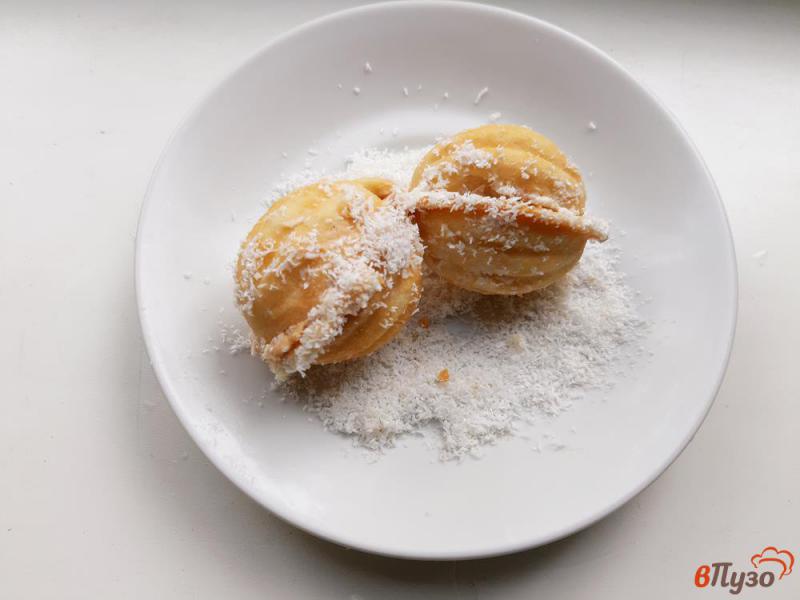 Фото приготовление рецепта: Печенье Орешки с кокосовой стружкой шаг №10