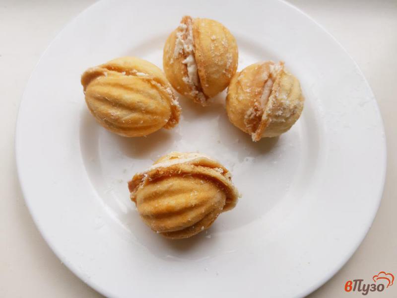Фото приготовление рецепта: Печенье Орешки с кокосовой стружкой шаг №8