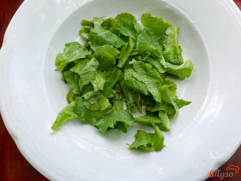 Фото приготовление рецепта: Салат со шпротами рукколой и овощами шаг №2