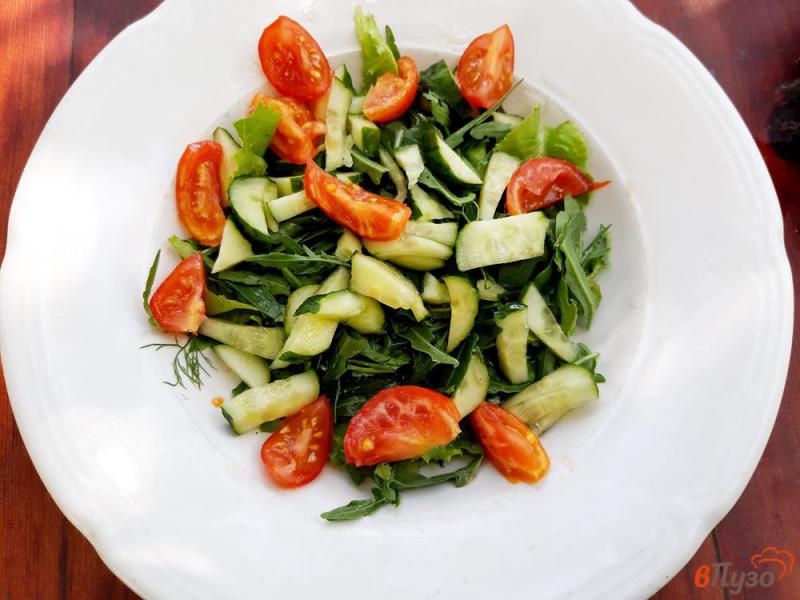Фото приготовление рецепта: Салат со шпротами рукколой и овощами шаг №5