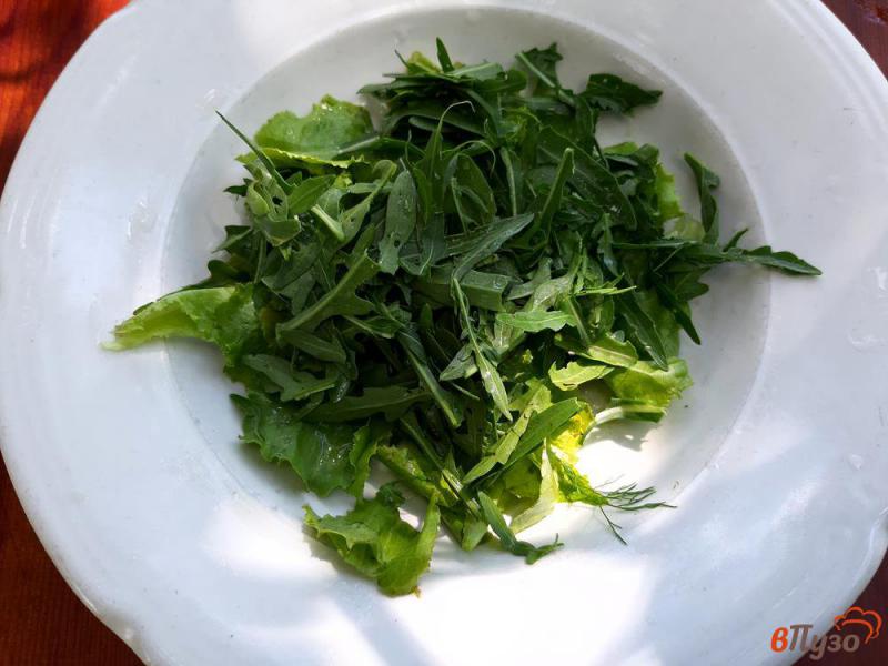 Фото приготовление рецепта: Салат со шпротами рукколой и овощами шаг №3