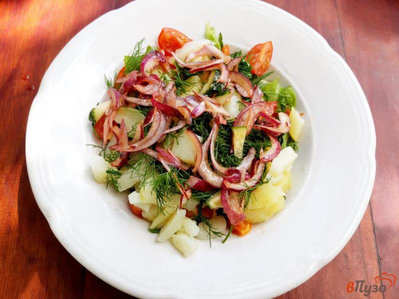 Фото приготовление рецепта: Салат со шпротами рукколой и овощами шаг №8
