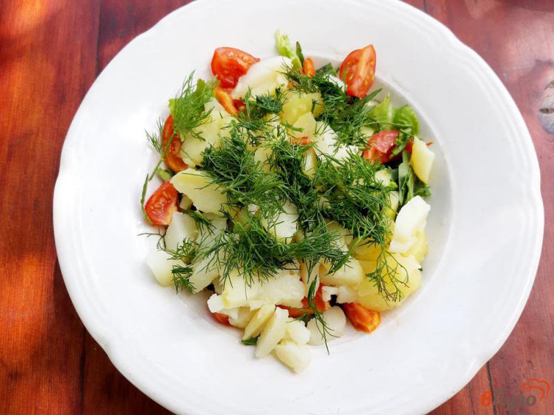 Фото приготовление рецепта: Салат со шпротами рукколой и овощами шаг №7