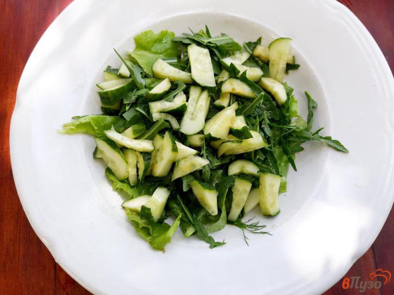 Фото приготовление рецепта: Салат со шпротами рукколой и овощами шаг №4