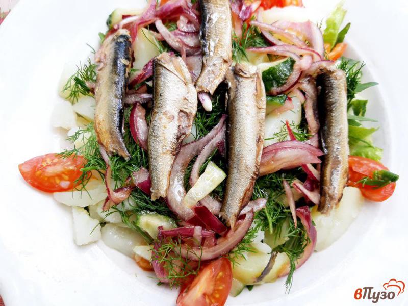 Фото приготовление рецепта: Салат со шпротами рукколой и овощами шаг №9