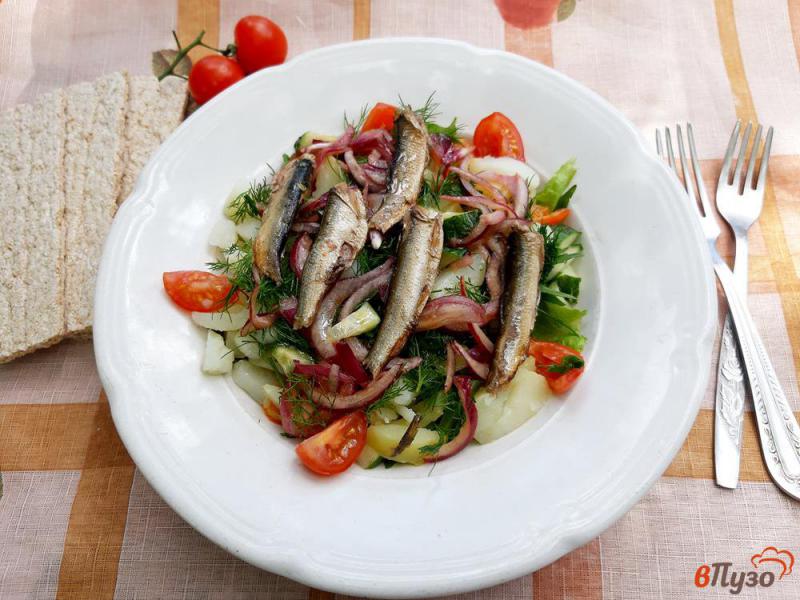 Фото приготовление рецепта: Салат со шпротами рукколой и овощами шаг №10