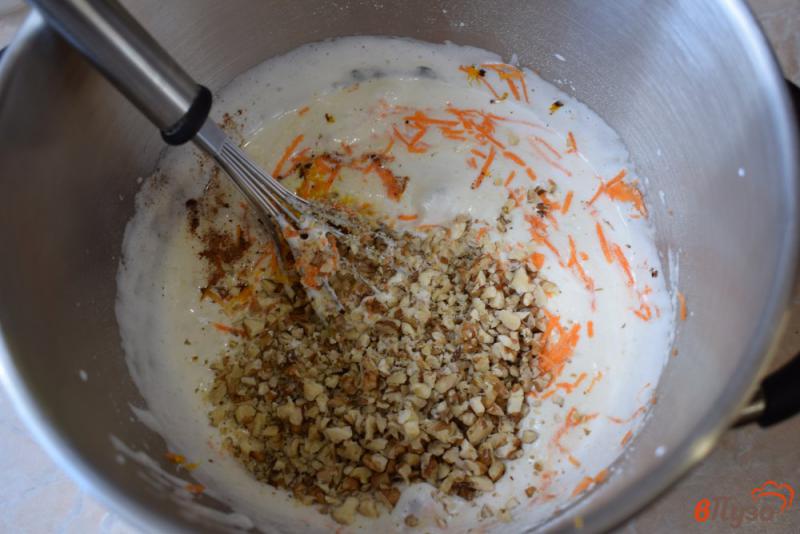 Фото приготовление рецепта: Ореховый бисквит с тертой морковью шаг №4