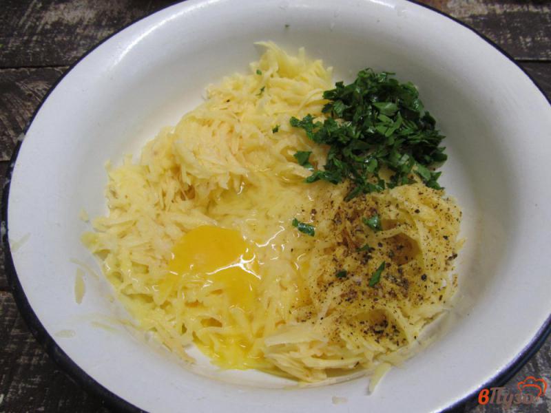 Фото приготовление рецепта: Драники с сельдью и сырным соусом шаг №1