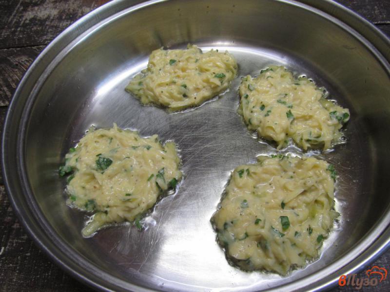 Фото приготовление рецепта: Драники с сельдью и сырным соусом шаг №3