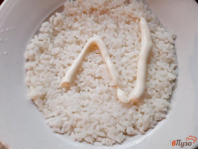 Фото приготовление рецепта: Салат слоеный из риса с мидиями шаг №2