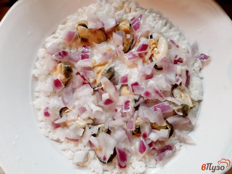 Фото приготовление рецепта: Салат слоеный из риса с мидиями шаг №5