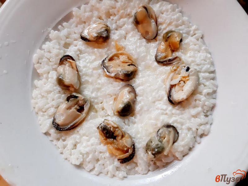 Фото приготовление рецепта: Салат слоеный из риса с мидиями шаг №3