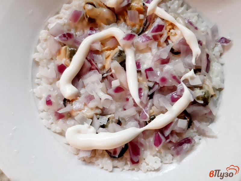 Фото приготовление рецепта: Салат слоеный из риса с мидиями шаг №6