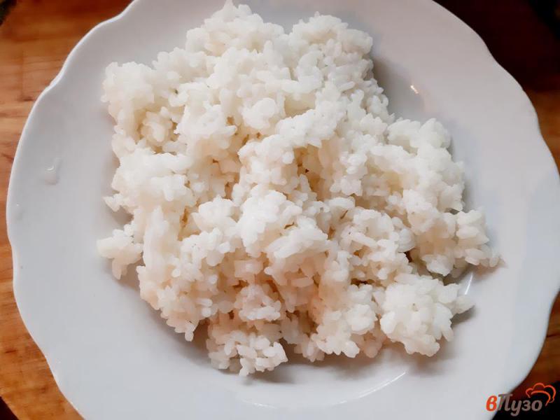 Фото приготовление рецепта: Салат слоеный из риса с мидиями шаг №1
