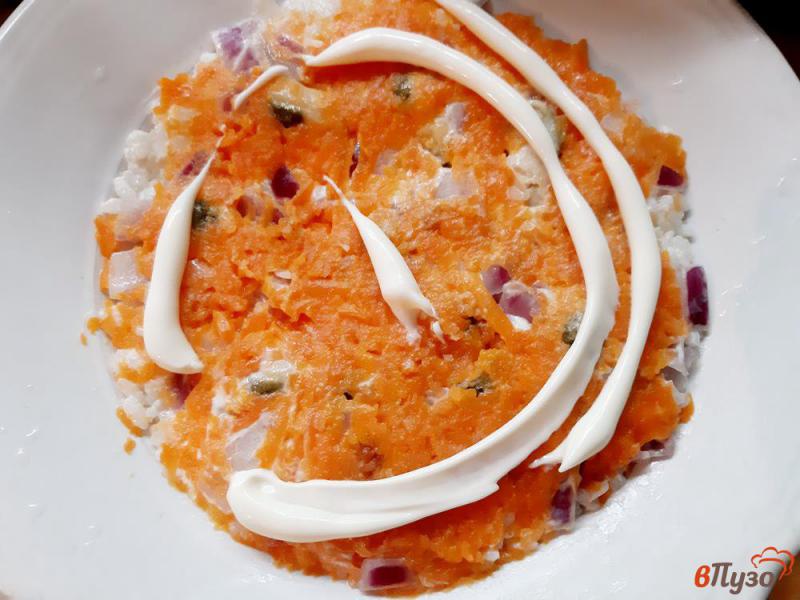 Фото приготовление рецепта: Салат слоеный из риса с мидиями шаг №7