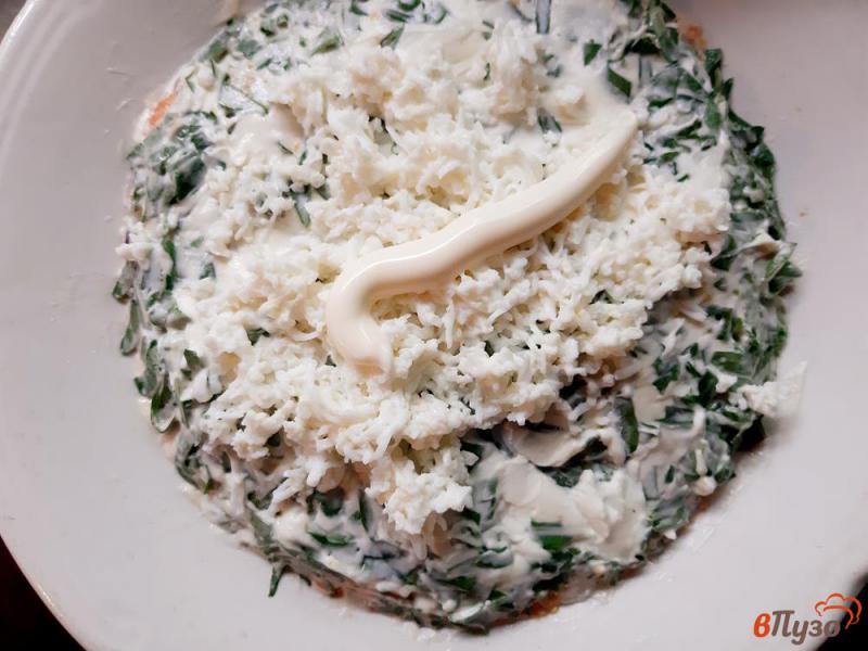 Фото приготовление рецепта: Салат слоеный из риса с мидиями шаг №13