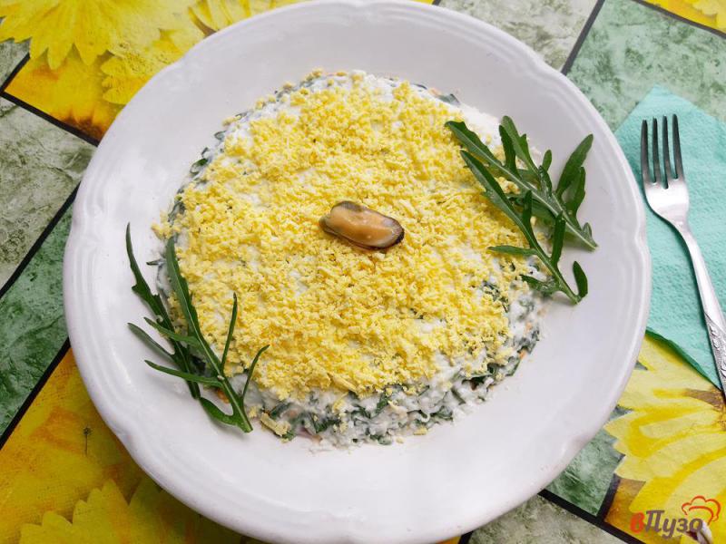 Фото приготовление рецепта: Салат слоеный из риса с мидиями шаг №15